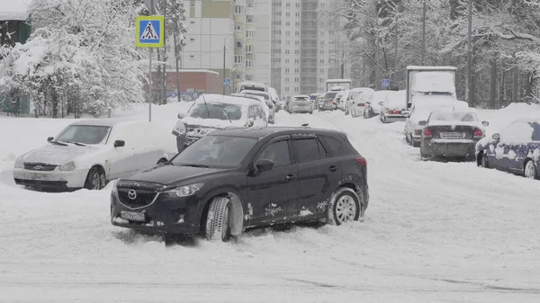 Moskova - 10 Ocak 2018 'de Moskova, Rusya' da kar yağışı sırasında trafik — Stok fotoğraf