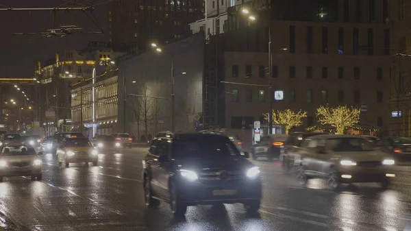 MOSCÚ, RUSIA, 20 de diciembre de 2017: Conducir por el camino nocturno Moscú —  Fotos de Stock