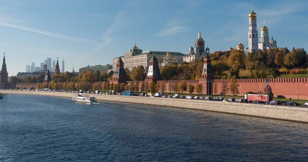 Солнечный летний день Москва речной залив Кремлин Timelapse — стоковое фото