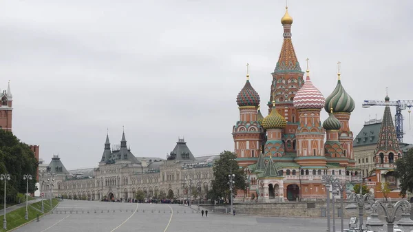 Moskau - 14. Oktober: Moskauer Roter Platz. Basilika-Kathedrale und Spasskaja-Turm am 14. Oktober 2018 in Moskau, Russland — Stockfoto