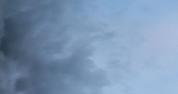 Vídeo vertical. Tempo lapso céu manhã nublado, fundo natureza — Fotografia de Stock