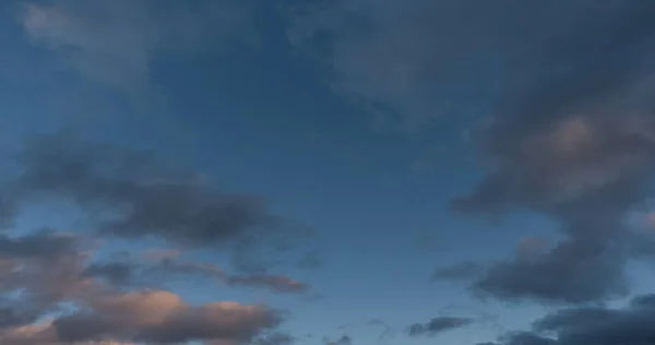 Zeitraffer fliegender Wolken Natur Hintergrund keine Vögel, kein Flackern — Stockfoto