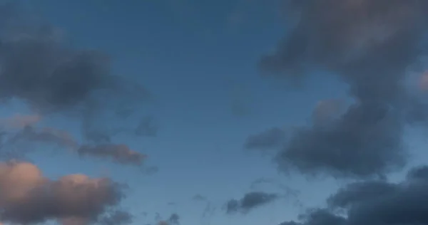 Zeitraffer fliegender Wolken Natur Hintergrund keine Vögel, kein Flackern — Stockfoto
