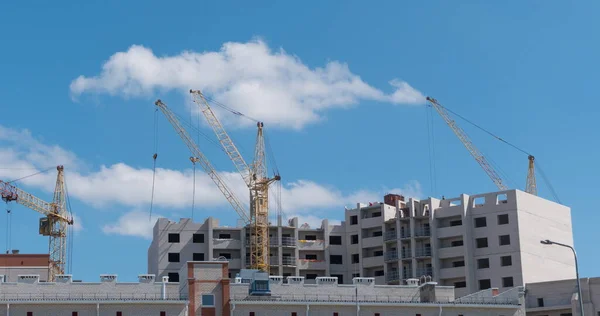 Time lapse of Building Under Construction, Crane and beautiful clouds no birds — Stock Photo, Image