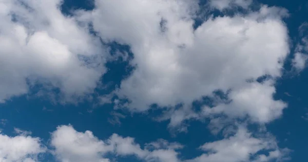 Временной промежуток полета облаков Природный фон нет птиц, нет мерцания — стоковое фото