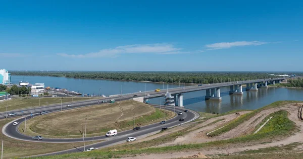 Time lapse brug met auto 's bij de ingang van Barnaul Rusland — Stockfoto