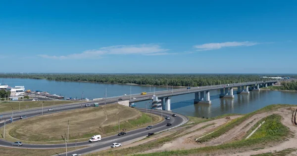 Time lapse brug met auto 's bij de ingang van Barnaul Rusland — Stockfoto