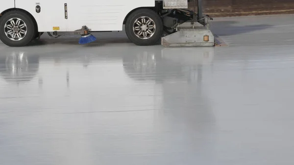 Niveau de glace des travailleurs sur une patinoire publique — Photo