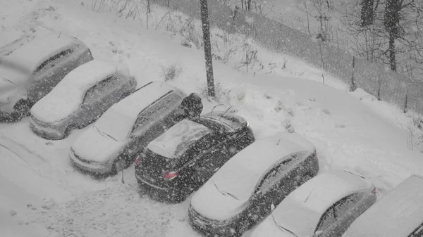 MOSCÚ - 10 de enero: el conductor limpia la nieve del parabrisas el 10 de enero de 2018 en Moscú, Rusia —  Fotos de Stock