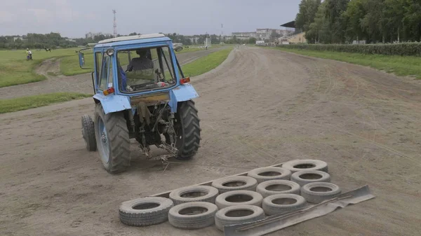 Tracteur à roues bleu piste dub hippodrome vieux pneus de voiture — Photo