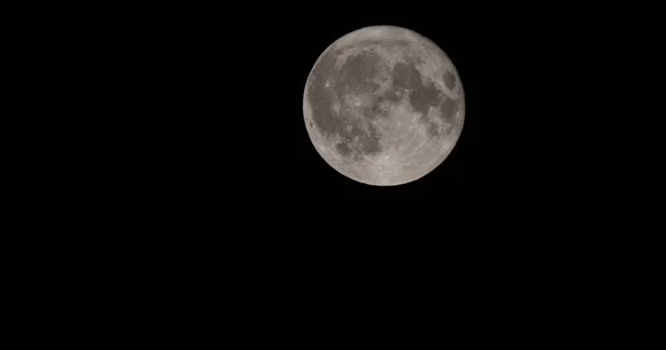 Half Moon Background sendo o único satélite natural permanente da Terra — Fotografia de Stock