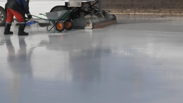 Ghiaccio a livello dei lavoratori su una pista di ghiaccio pubblica — Foto Stock