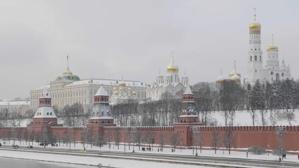 Moskau - 25. januar: moskauer kreml mit einer kirche im winter am 25. januar 2019 in moskau, russland — Stockfoto