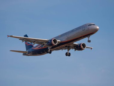 MOSCOW, RUSSIA, 10 Haziran 2019: Ticari yolcu uçağı güneşli bir günde Moskova, Rusya 'da uçuyor.