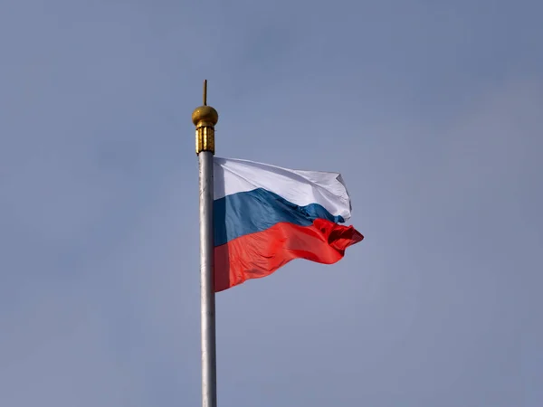 Bandera Rusa Ondeando Viento Sobre Asta Bandera — Foto de Stock