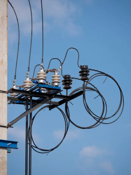 Transformador Eléctrico Con Cables Aislante Contra Cielo — Foto de Stock