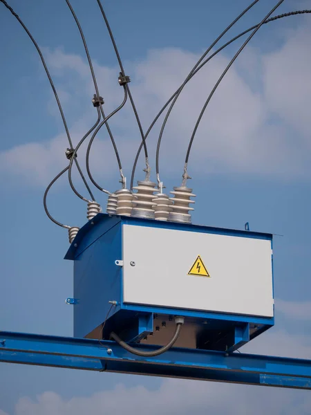 Transformator Elektryczny Przewodami Izolatorem Przed Niebem — Zdjęcie stockowe