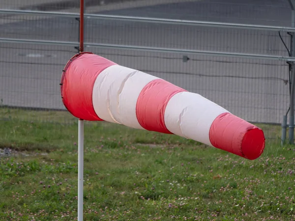 Frayed Windsock Mírném Větru Proti Modré Obloze — Stock fotografie