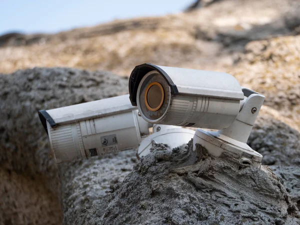 Две Камеры Наблюдения Против Голубого Неба — стоковое фото