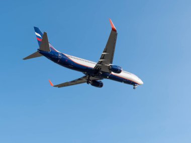 MOSCOW, RUSSIA, 10 Haziran 2019: Ticari yolcu uçağı güneşli bir günde Moskova, Rusya 'da uçuyor.