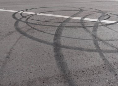 Asfalttaki lastik izleri..