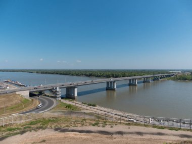 Barnaul Rusya girişinde arabalı köprü.