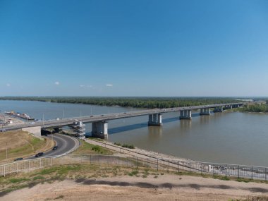 Barnaul Rusya girişinde arabalı köprü.
