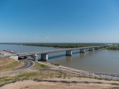 Barnaul Rusya girişinde arabalı köprü.