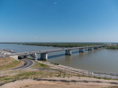 Barnaul Rusya girişinde arabalı köprü.