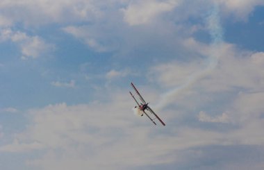 Uçak AN-2 gökyüzüne doğru dönüyor..