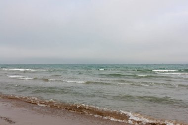 Deniz dalgası kumsalda