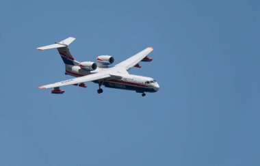 Moskova Rusya Zhukovsky Havaalanı 31 Ağustos 2019: Çok amaçlı bir jet amfibi uçağının uluslararası havacılık salonu MAKS-2019 'un gösteri uçuşu.