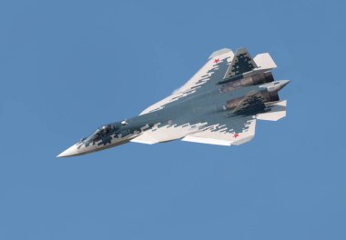 Moskova Rusya Zhukovsky Havaalanı 31 Ağustos 2019: Uluslararası Uzay Salonu MAKS-2019 'un son Rus SU-57 savaş uçağı gösterisi.