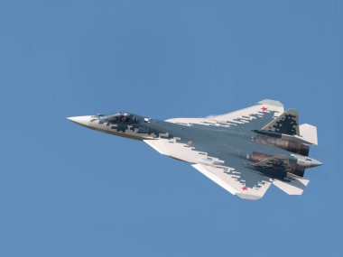 Moskova Rusya Zhukovsky Havaalanı 31 Ağustos 2019: Uluslararası Uzay Salonu MAKS-2019 'un son Rus SU-57 savaş uçağı gösterisi.