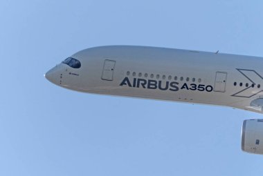 Moskova Rusya Zhukovsky Havaalanı 31 Ağustos 2019: Uluslararası havacılık salonu MAKS-2019 tanıtım uçuşunda Yolcu Airbus A350.