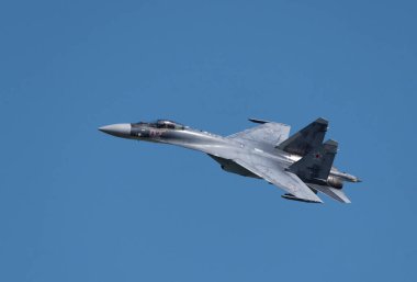Moskova Rusya Zhukovsky Havaalanı 31 Ağustos 2019: Uluslararası havacılık salonu MAKS-2019 'un akrobatik Su-30 gösteri uçuşu.