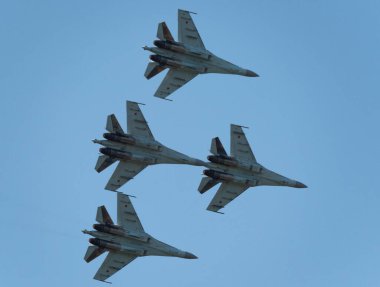 Moskova Rusya Zhukovsky Havaalanı 31 Ağustos 2019: Uluslararası havacılık salonu MAKS-2019 Su-30 uçakları üzerinde 