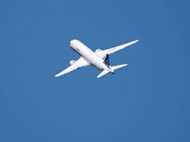 Moskova Rusya Zhukovsky Havaalanı 31 Ağustos 2019: Uluslararası havacılık salonu MAKS-2019 'un ticari yolcu uçağı Sukhoi Superjet 100 uçuş gösterisi.