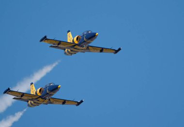 Moskova Rusya Zhukovsky Havaalanı 31 Ağustos 2019: Baltık Arıları akrobatik takımından Aero L-39C Albatros Uluslararası Havacılık Salonu MAKS-2019 gösteri uçuşunu gerçekleştiriyor.