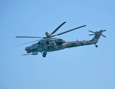 ZHUKOVSKY, RUSSIA - SEPTEMBER 01, 2019: Rusya MAKS-2019 'da Rus Hava Kuvvetleri' ne ait Mi-28 saldırı helikopteri gösterisi.