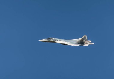 Moskova Rusya Zhukovsky Havaalanı 31 Ağustos 2019: Uluslararası Uzay Salonu MAKS-2019 'un son Rus SU-57 savaş uçağı gösterisi.