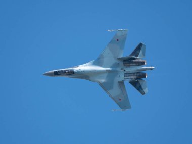Moskova Rusya Zhukovsky Havaalanı 31 Ağustos 2019: Uluslararası Havacılık Salonu MAKS-2019 'un akrobatik Su-35 gösteri uçuşu.