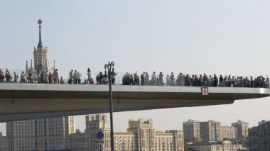 MOSCOW - 25 Haziran 2018 'de Moskova' daki Zaryadye Parkı 'nda Moskova, Rusya' da gökyüzüne karşı yüzen köprü parçası.