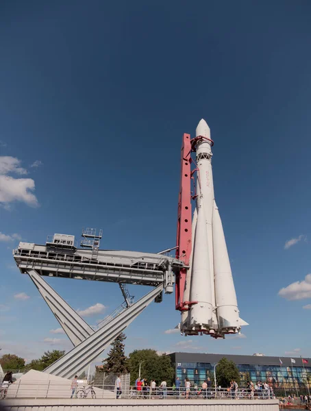 モスクワ ロシア エイプリル23 2019 Vdnchのパビリオン スペース でのブースターロケット ヴォストク ウォーキング ムスコビットと観光客 — ストック写真