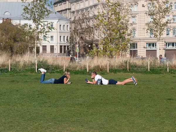 Moscou Russia Août 2018 Couple Amoureux Couché Sur Herbe Côté — Photo