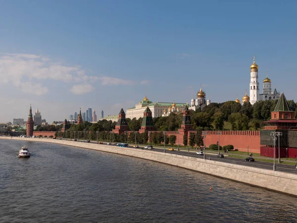 Napos Nyári Nap Moszkvai Folyó Öböl Kremlin — Stock Fotó