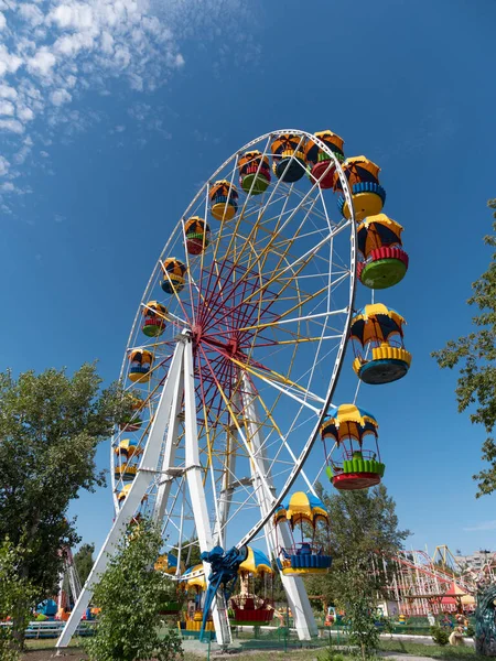 Atraktsion Roue Ferris Coloré Contre Ciel — Photo