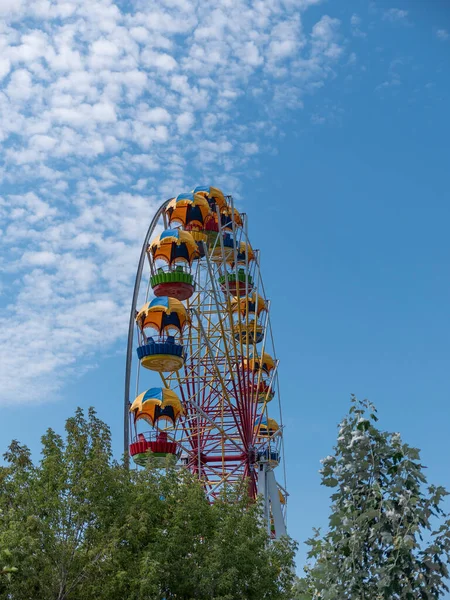 Atraktsion Roue Ferris Coloré Contre Ciel — Photo