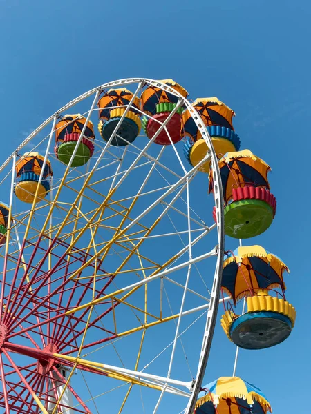 Atraktsion Roue Ferris Coloré Contre Ciel — Photo