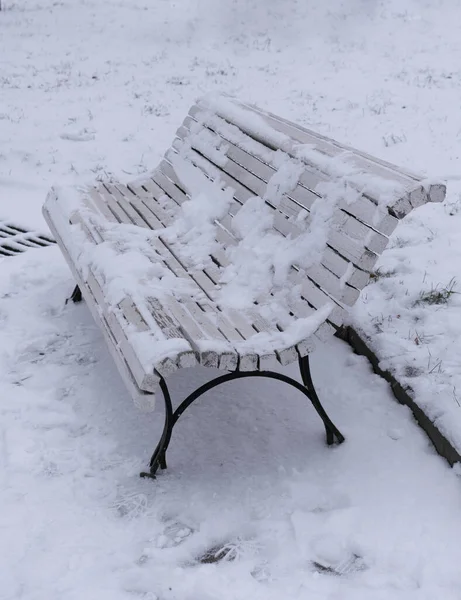 通りの公園の白い木製のベンチ — ストック写真